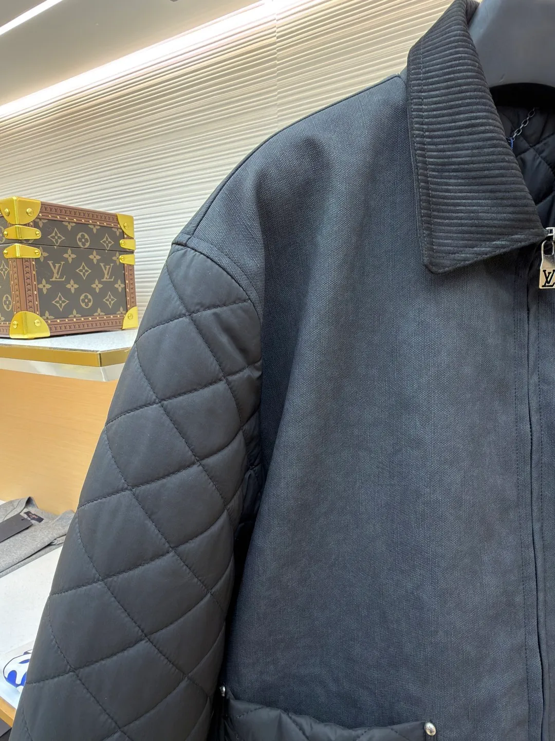 LOUIS VUITTON Nigo co-branded distressed tire cowhide rhombus quilted jacket ●Original version: purchased and developed by 38578 ●Item number: 1682253-B75 ●Fabric: cotton fabric ●Technology: distressed production ●Color: black ●Version: fitted version ●Weight: about 880 grams ●Size: 46-48-50-52 ●Description: Made of ZP custom dyed fabric The threads are dyed in the same cylinder with zero color difference. A full set of accessories are customized to differentiate from the market currency. Welcome to compare. The overall wiring is straight and delicate, the fabric is comfortable and soft, and the color is consistent without color difference. It can be matched with the same style to create a fashionable look and control various occasions. Customized accessories, complete with three standards, same style for men and women!